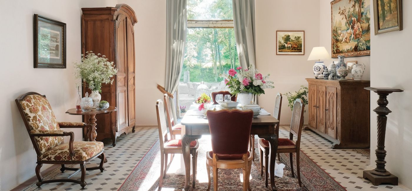 W JADALNI Z WYJŚCIEM DO OGRODU PRZYWIEZIONY Z FRANCJI FOTEL Z XVIII WIEKU, DĘBOWA NIEMIECKA KOMODA Z KOŃCA XVII W.