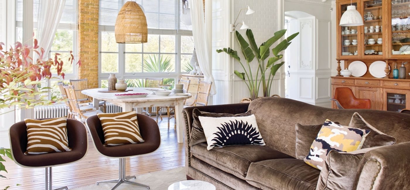 Zwróć uwagę na materiały- brązowa kanapa staje się ekstrawagancka, gdy obicie wpada w połysk.