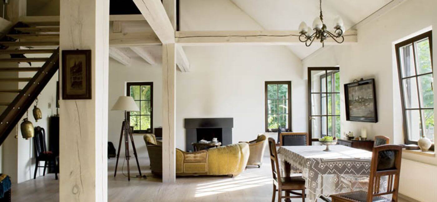 Światło, przestrzeń i drewno w roli głównej. Do tego ręcznie lepiona cegła i parę mebli.