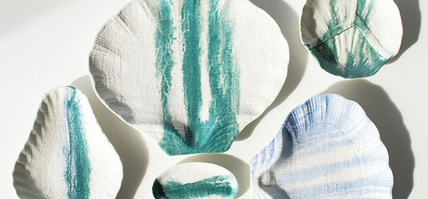 Talerze i miseczki z kolekcji From A Different Cloth holenderskiego studia Little Owl, littleowl.eu