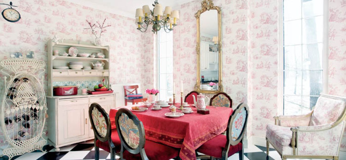 Tapety ze scenkami rodzajowymi w ulubionym przez właścicieli różowym kolorze.