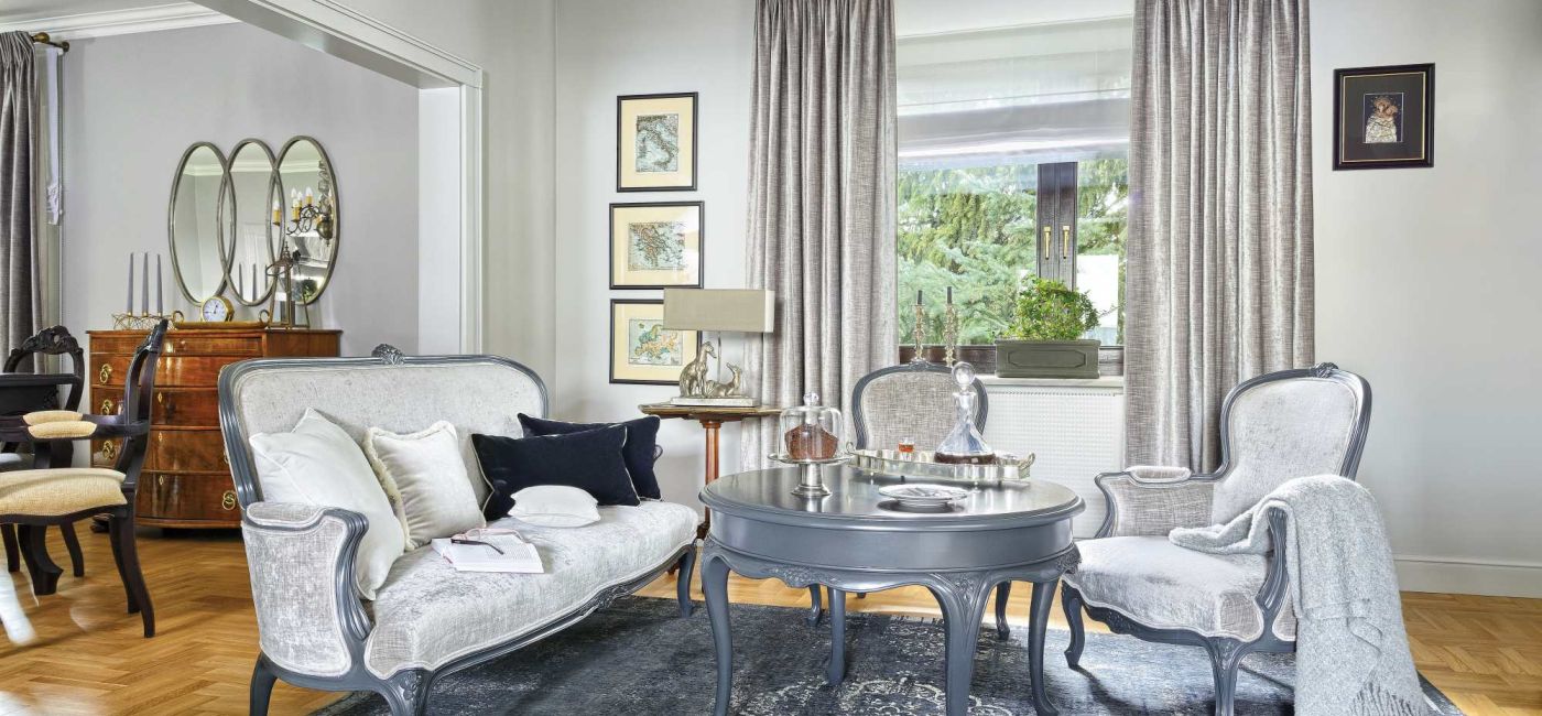 szary salon w stylu francuskim