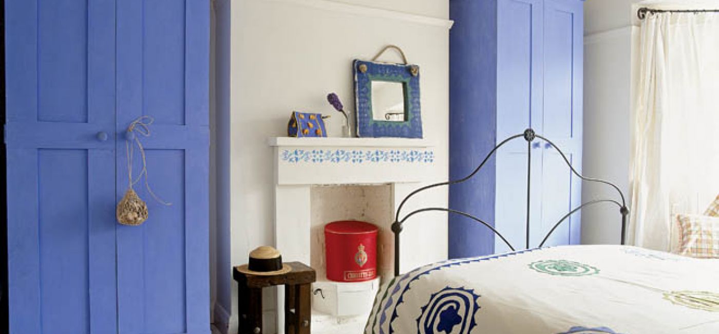 Tradycyjny portugalski motyw jak z płytek azulejos - niebieski na białym tle.