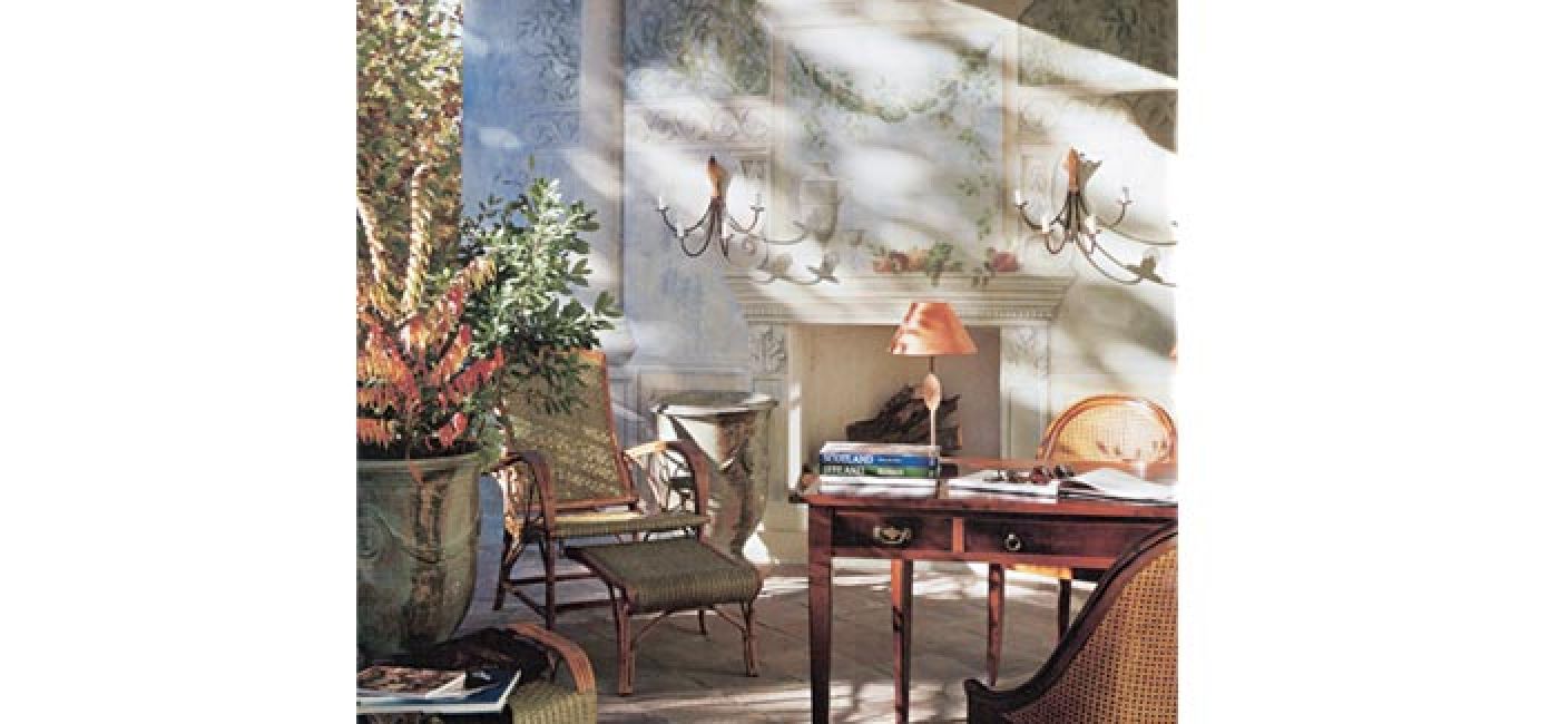 Tworzy go biurko z kolekcji Ateliers (12 500 zł) oraz fotele z oparciami z rafii (3000 zł). Obok biurka