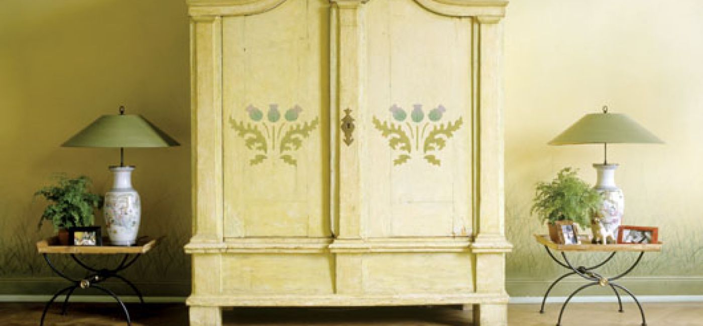 Udekorowana wzorem z szablonu. Kłujący oset