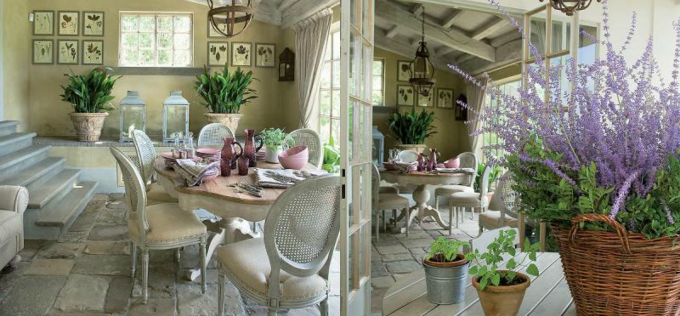 W domu dostrzeżemy zarówno elegancję i stylowe meble, jak i wiejskie elementy: wiklinowe kosze, belki na suficie..