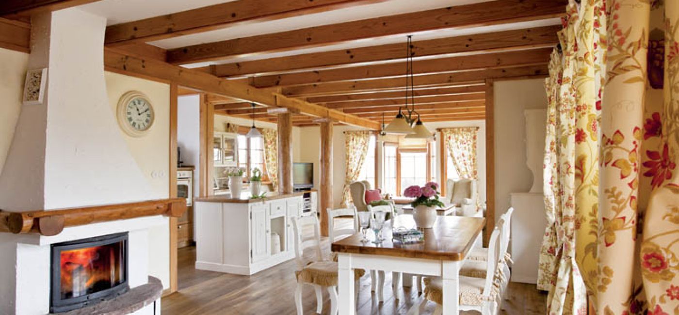 W domu króluje drewno w naturalnym kolorze i biel. Do tego jasne wzorzyste tkaniny.