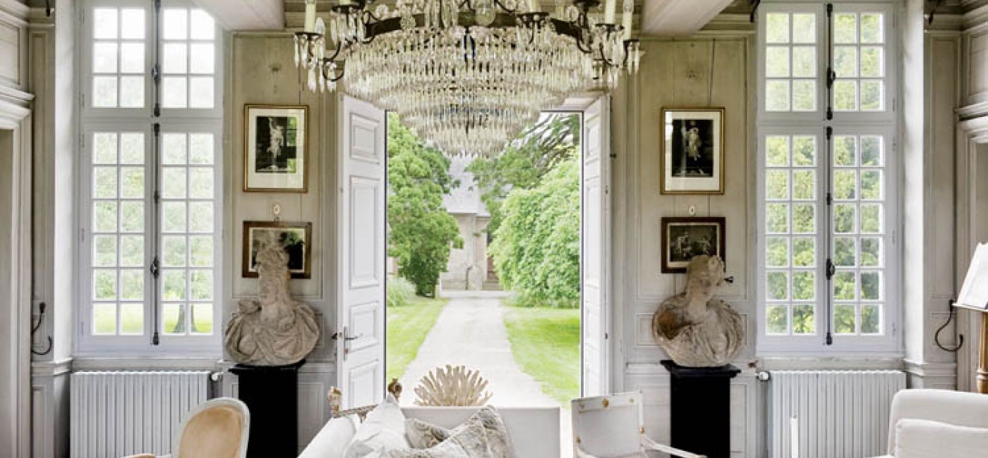 W domu nie ma holu - przez ogród wchodzi się od razu do salonu. Wisi w nim XVIII-wieczny kryształowy
