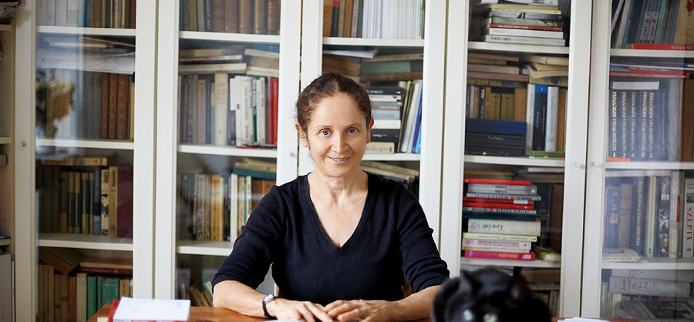 W mieszkaniu Magdaleny Tulli na warszawskim Mokotowie jest trochę ciemno, więc białe są ściany, meble w kuchni, biurko i