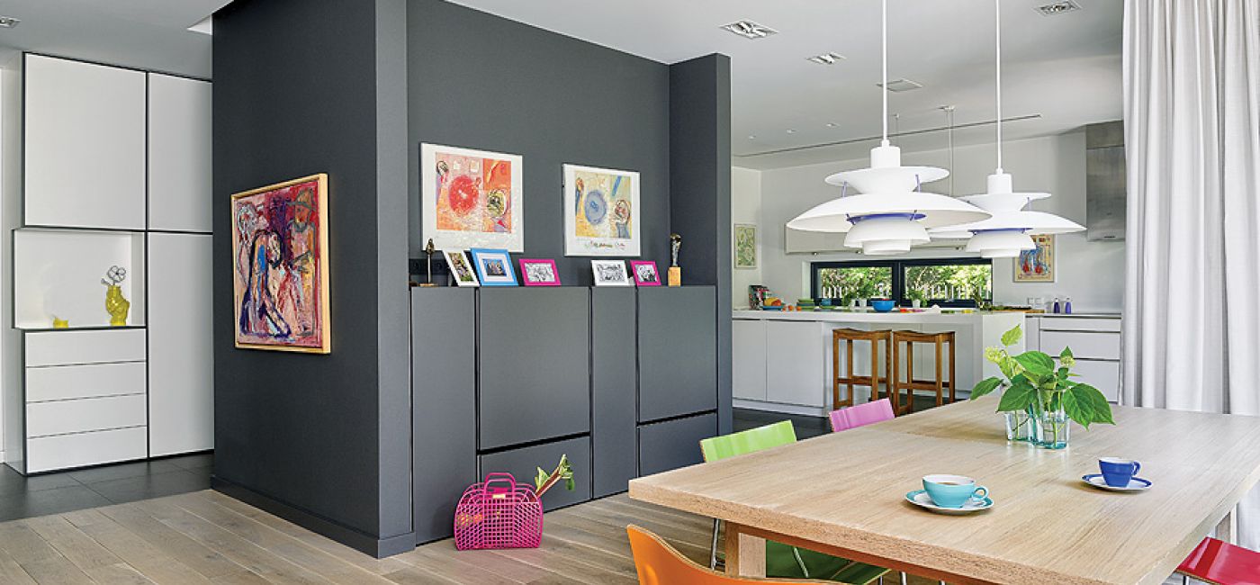 W pomysłowej szafie-kostce ukryta jest toaleta. Od strony jadalni znalazło sie też miejsce na szafki.