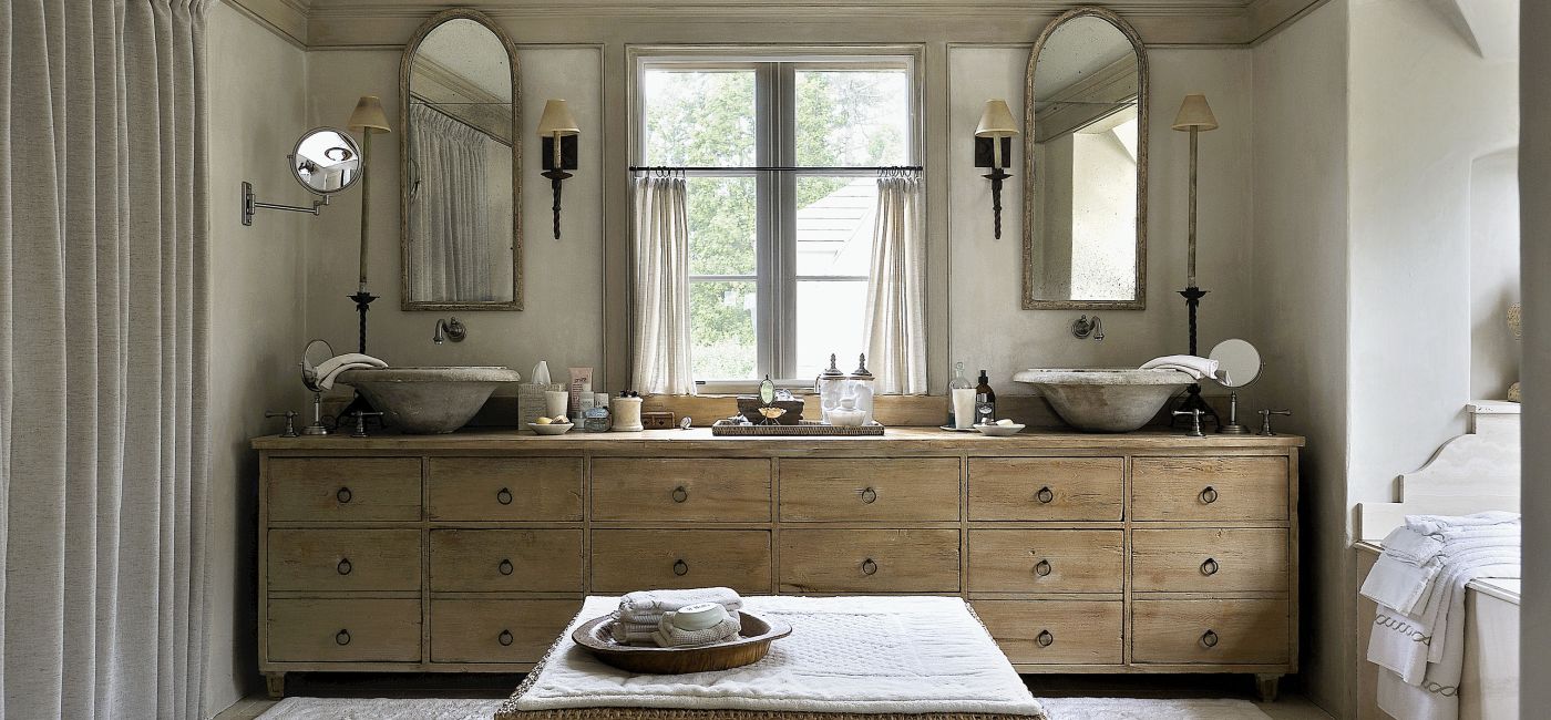 W roli umywalek stare tureckie naczynia. Pleciona otomana z The Wicker Works.