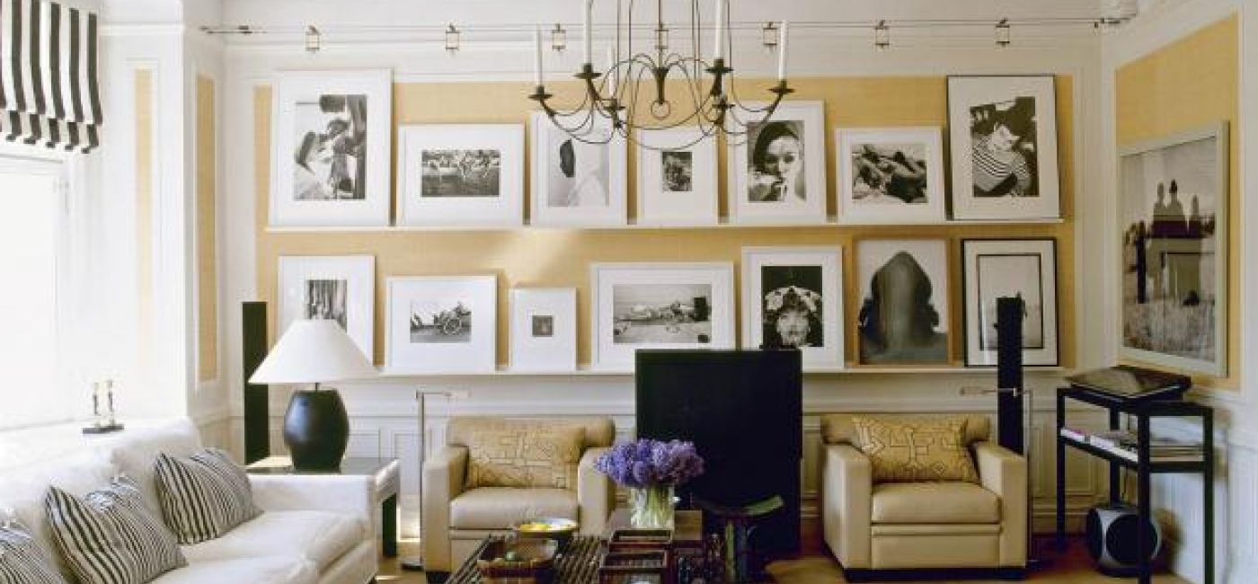 W salonie gospodarze ustawili czarno- białe fotografie.