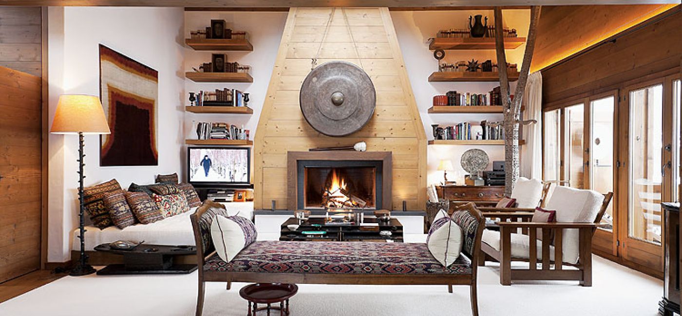 W salonie wisi świątynny gong z Bali, a na kuchennej ławie stoi kamienna rzeźba z indonezyjskiej wyspy Lombok.