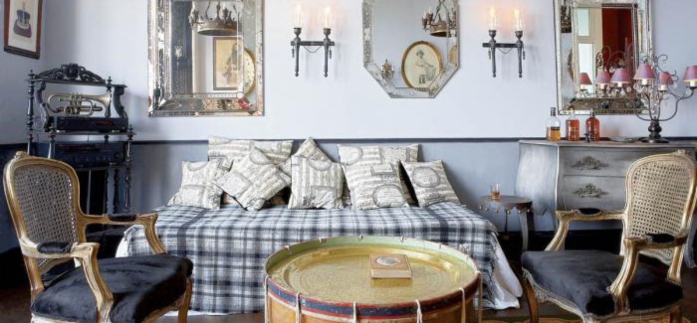 W sypialni Niebieskiej najbardziej oryginalnym meblem jest stolik zrobiony ze starego bębna.
