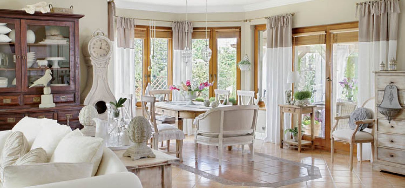 W urządzaniu tego domu pomagała zaprzyjaźniona architektka wnętrz. Meble początkowo były ciemne i zniszczone. Gospodyni