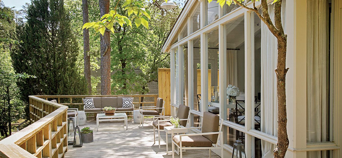 W założeniu dom miał być urządzony tak, by panował w nim przede wszystkim spokój. Taras i salon wydają się