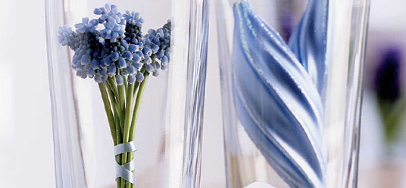 Wazony na wiosenny stole. Szklane dekoracje do domu.