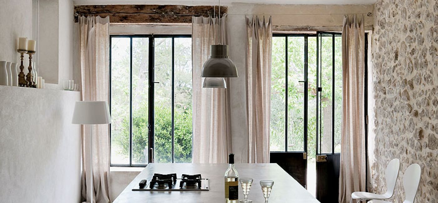 Większość mebli zrobił miejscowy stolarz, pan Francois, np. długi drewniany stół.