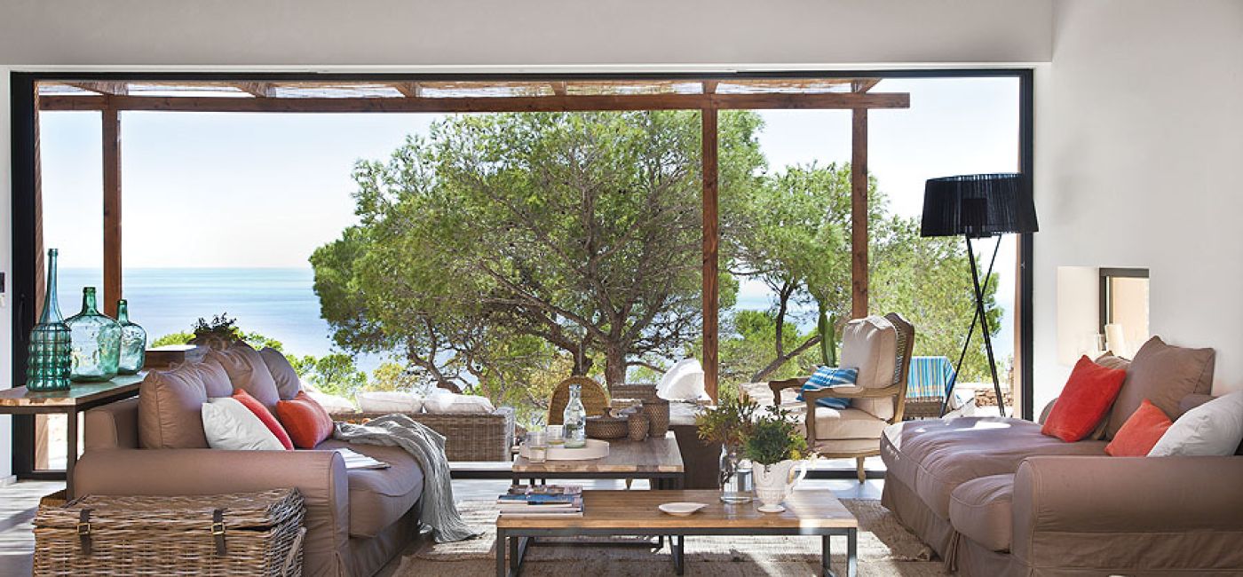 Wiklinowe skrzynie i ręcznie tkane dywany na tarasie