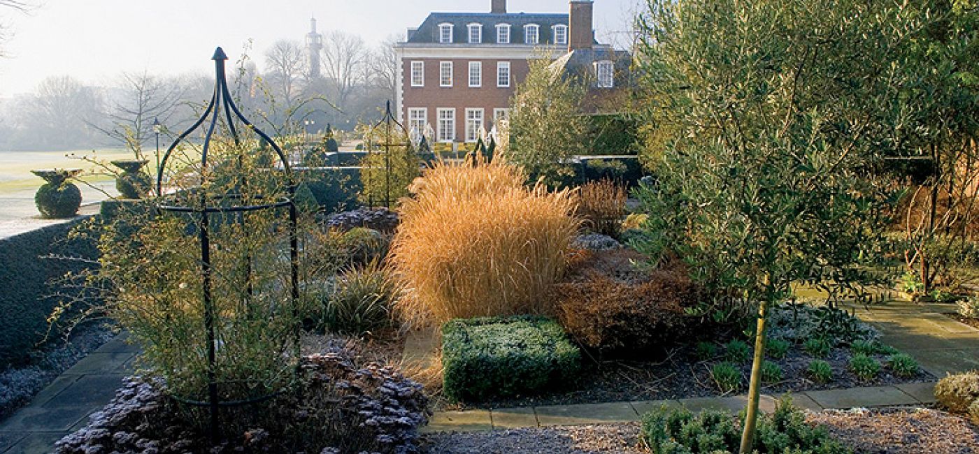 Winfield House otoczony zimowym ogrodem.