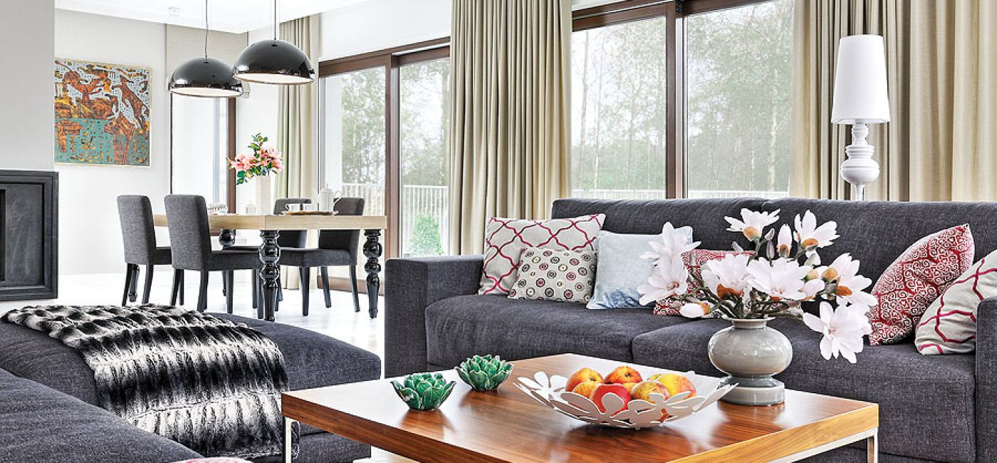 Dom urządzony jest nowocześnie z elementami stylu art deco i glamour.