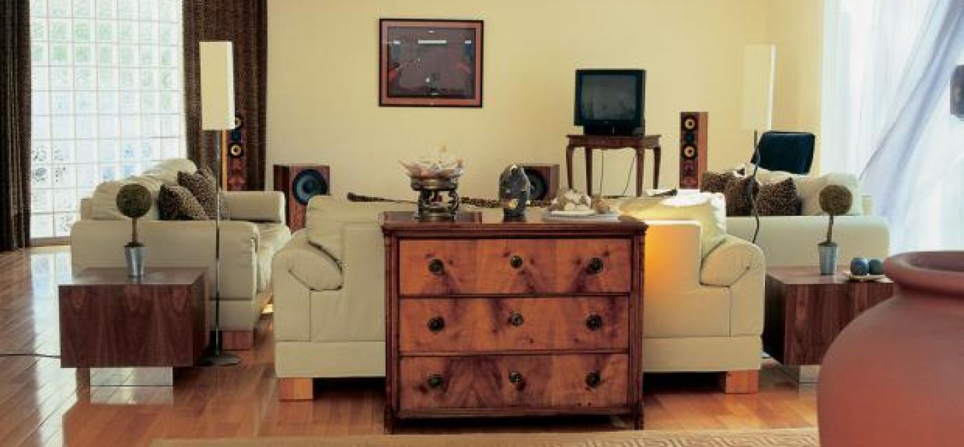 Wrażenie rytmiczności potęguje ściana z luksferów.