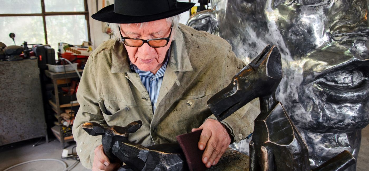 Józef Wilkoń - podczas pracy nad rzeźbami do wystawy Brązy Wilkonia, fot. Tomek Kowalski