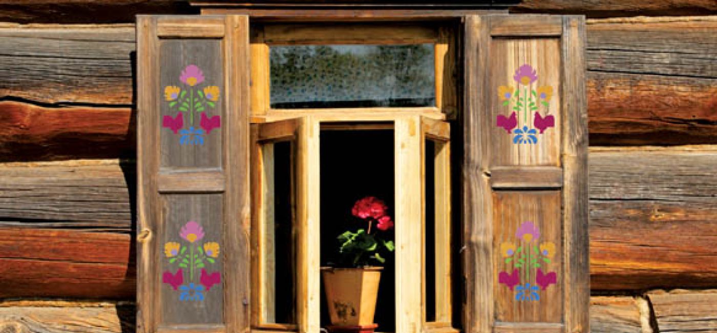 Wzór z szablonu świetnie wygląda na drewnianych okiennicach.