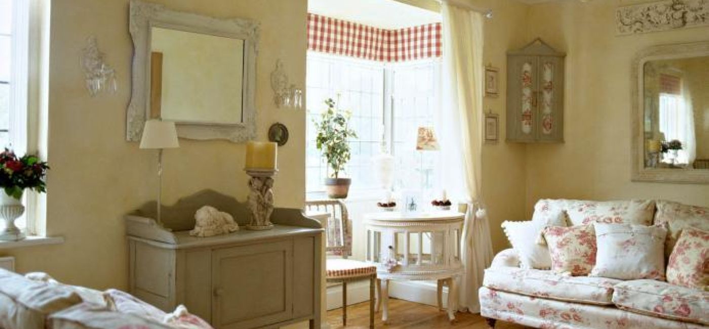 Wzorzyste obicia, drewniana podłoga i jasne ściany.