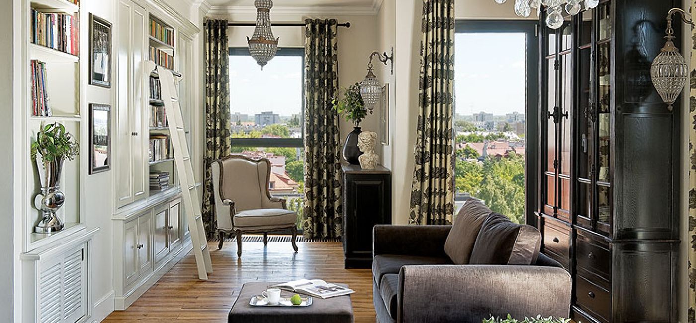 Zabudowa biblioteczna Chelsea, oświetlenie Vintagne, fotel Michelle z kolekcji French Chic oraz witryna Victoria.