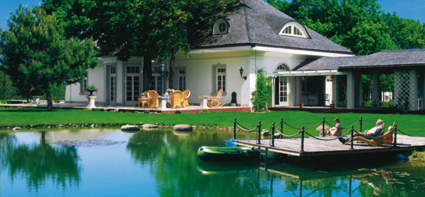 Zamiast basenu jest staw z rybami. Co oczywiście nie oznacza, że nie można się w nim kąpać.