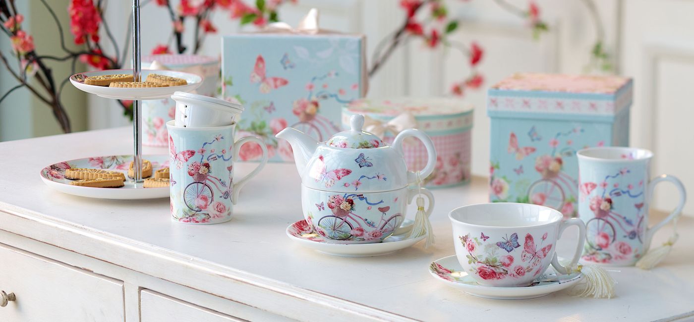 Zastawa stołowa z roślinami i owadami