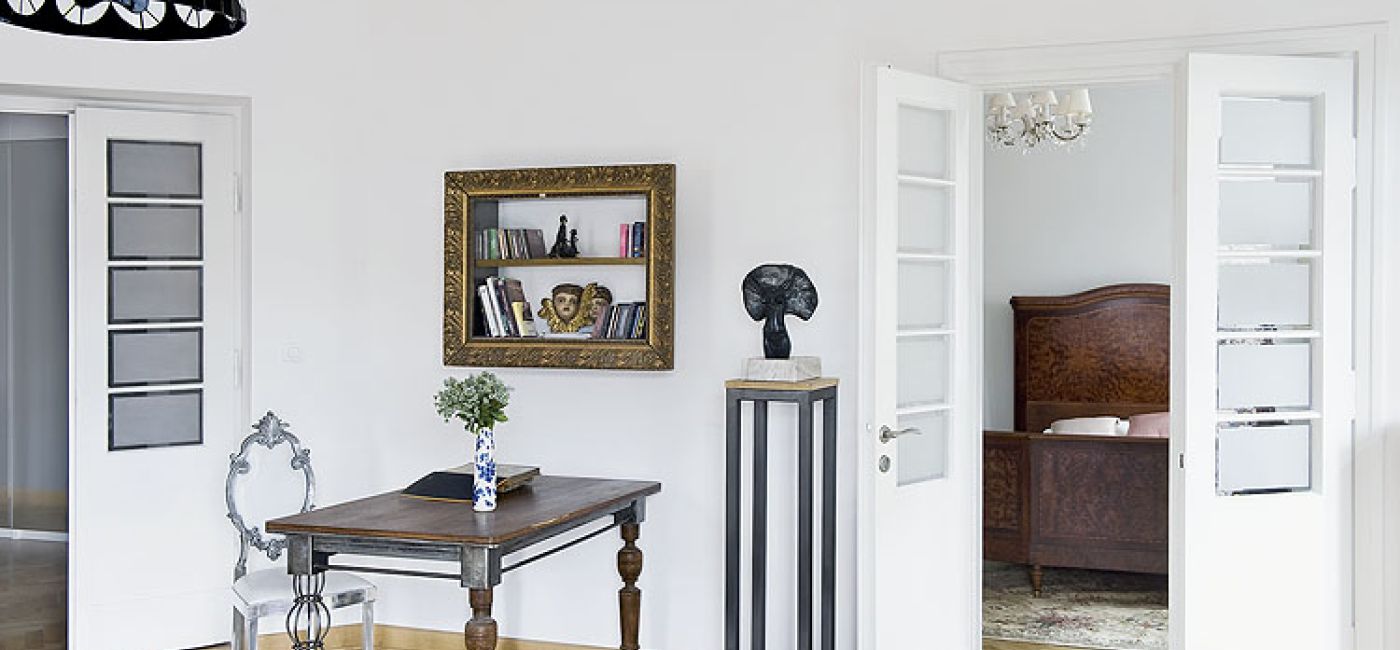 Żeby zachować ducha domu z dawnych czasów, trochę rzeczy dokupiły na Kole: łóżko, szafę. Starannie