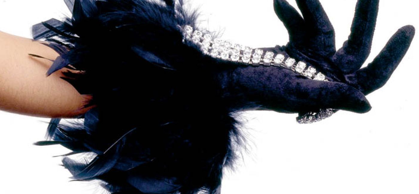 Zmysłowo - długa czarna rękawiczka z piórami i brylanty.