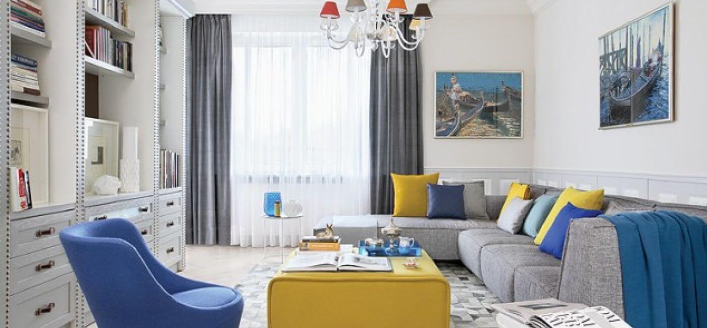 Żółty puf, białe stoliki, poduchy i dywan z kawałków skóry przyjechały z BoConcept. Na ścianach obrazy Dariusza Żejmy z