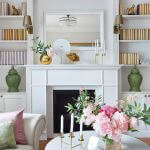 biały salon ze złotymi i różowymi dodatkami