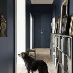 Stefanie mieszka z psem Rudim. Czarno-biały apartament w berlińskiej kamienicy