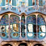 Dziś Casa Batlló można zwiedzać, a nawet wdrapać się na zupełnie niezwykły dach.