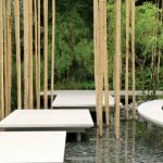 Bambusowe tyczki i kamienne stopnie montowane na metalowych stelażach prowadzą w głąb ogrodu. ARCHIKRAJOBRAZ
