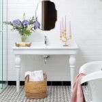 biała łazienka ze skosem w stylu francuskim