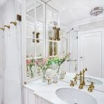 biała łazienka ze złotymi dodatkami