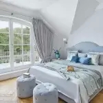 klasyczna sypialnia biel i pastelowy błękit