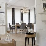Biało-czarno-szare kolory, konsekwetnie utrzymane w całym domu, wprowadzaja klimat wysublimowanej elegancji.