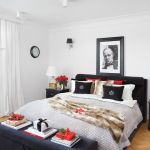 biała sypialnia z czarnymi dodatkami styl nowojorski