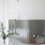 łazienka ze srebrnymi płytkami
