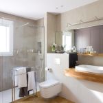 Drewniany blat w łazience nawiązuje do rustykalnego charakteru domu.