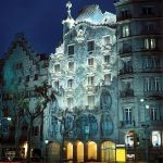 Kamienicę zaprojektował Antonio Gaudi.