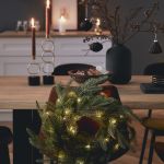dekoracje bożonarodzeniowe na krzesła w jadalni