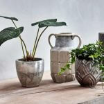 Doniczki ceramiczne i sztuczne rośliny