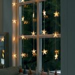Jak udekorować okno na święta: pomysł na świąteczną dekorację okna